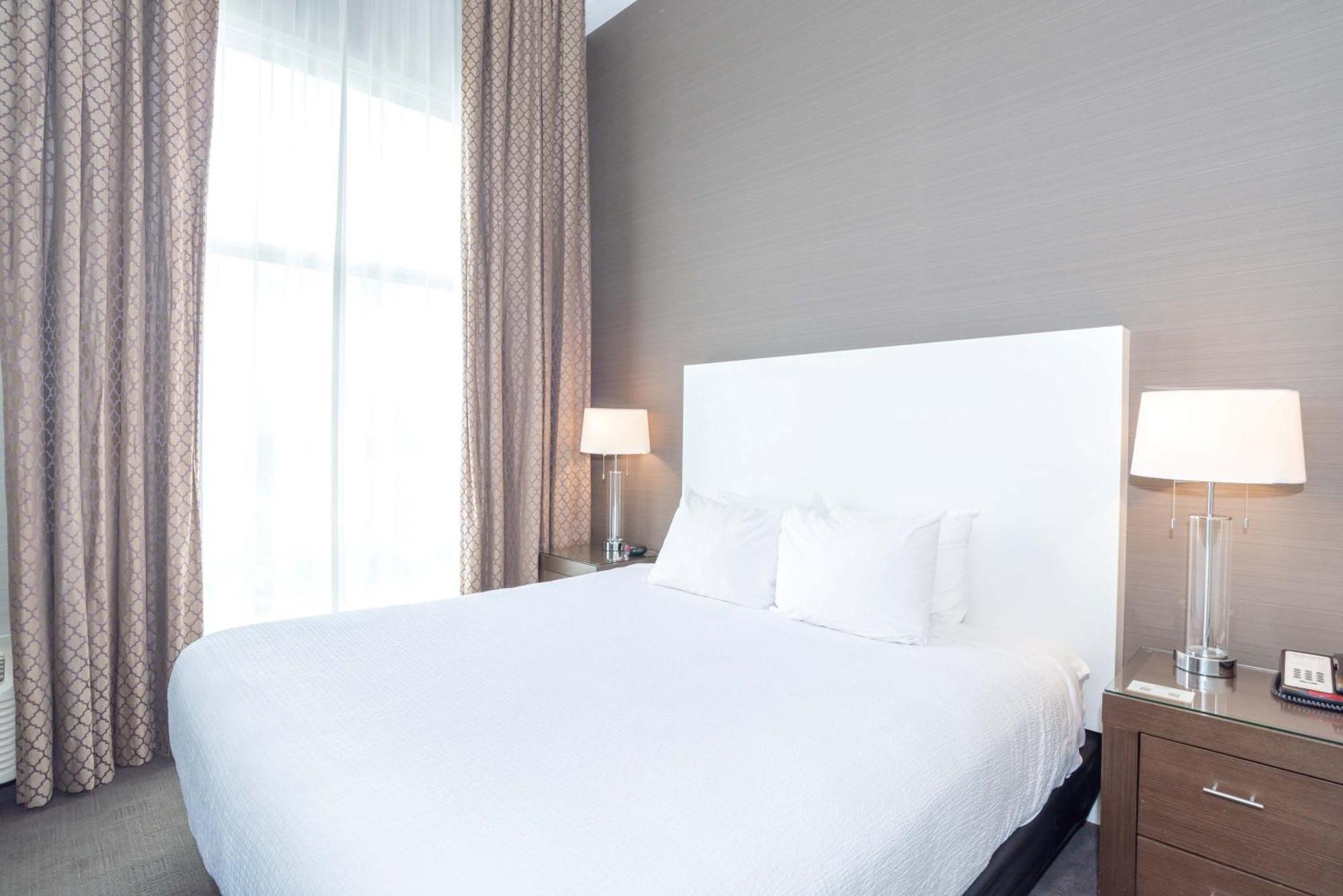 Sandman Hotel Abbotsford Airport Bagian luar foto