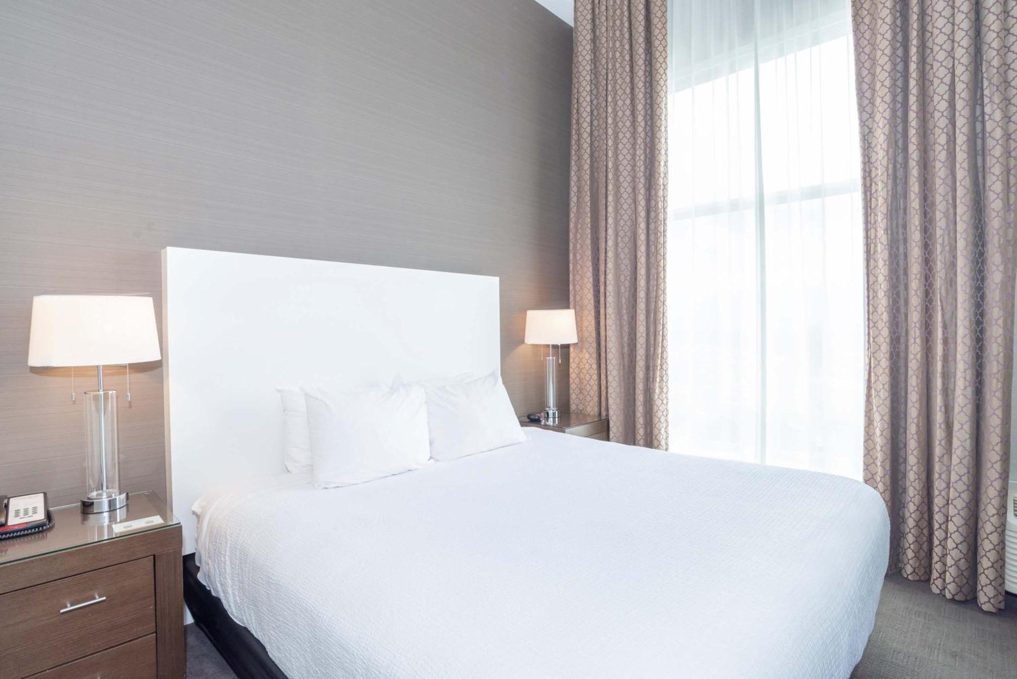 Sandman Hotel Abbotsford Airport Bagian luar foto